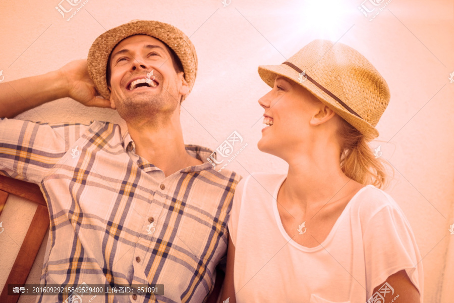 夫妇戴着草帽微笑着的复合形象