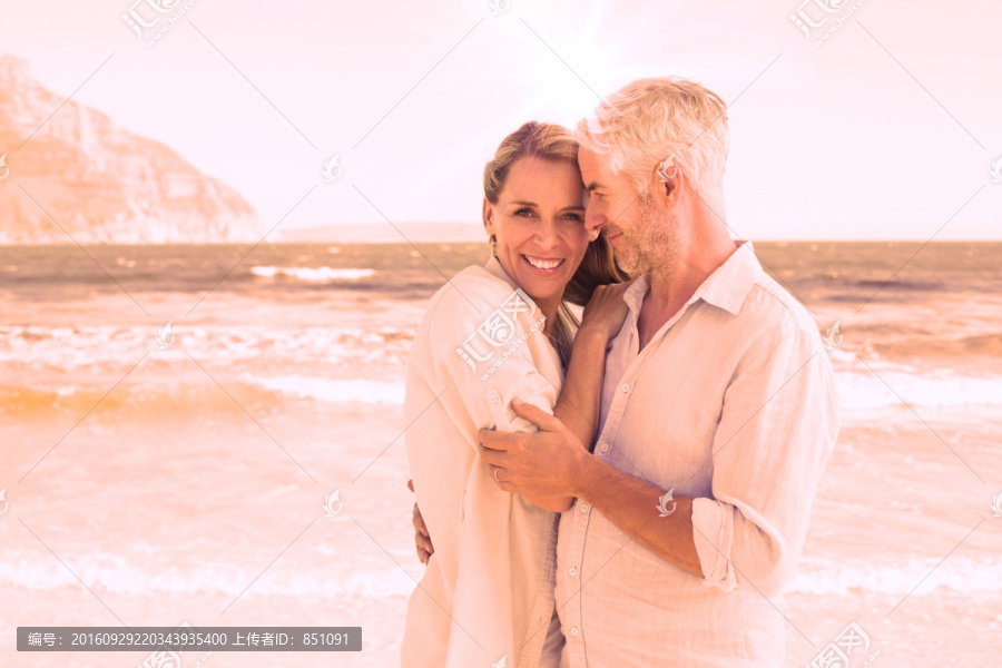 一对夫妇在沙滩上拥抱