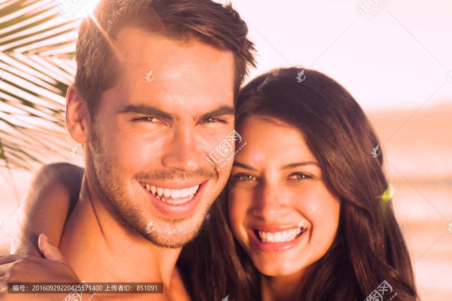 夫妇微笑着看着镜头的复合形象