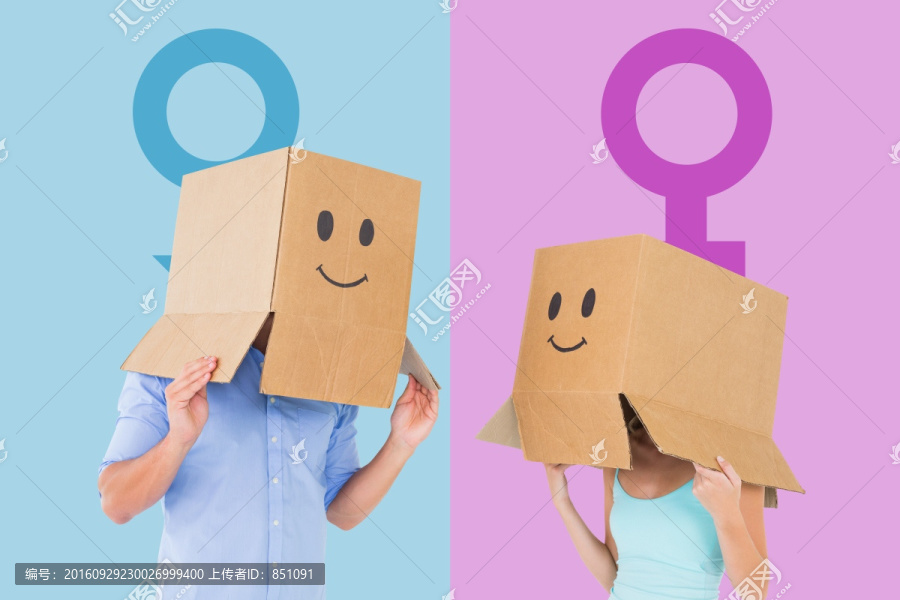 夫妇头上戴着纸箱的复合形象