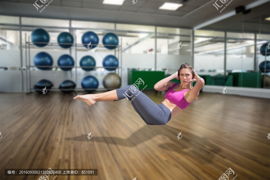 在健身房锻炼的女人