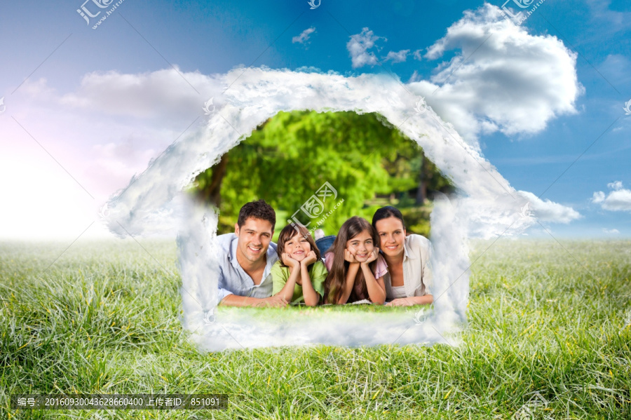 一家人趴在草地上微笑的复合形象