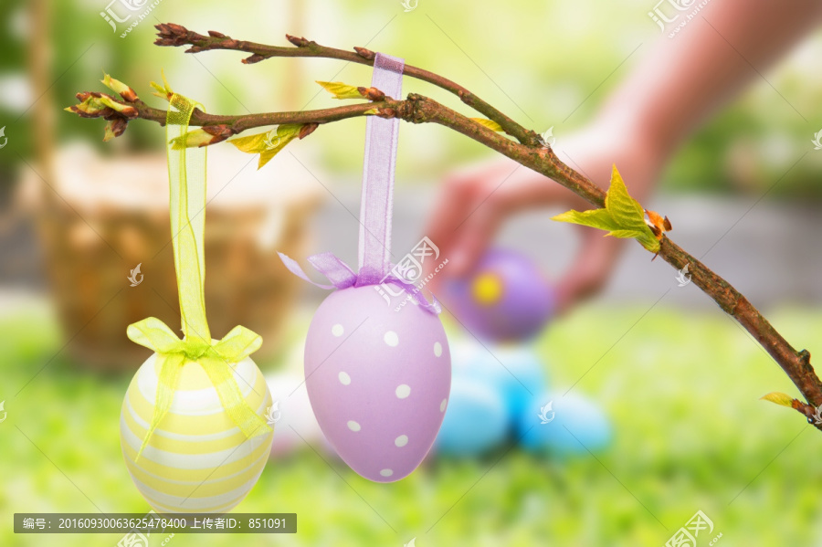 悬挂复活节鸡蛋的复合形象