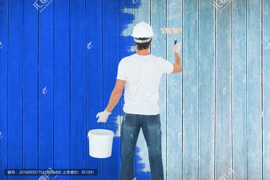 粉刷墙的男人