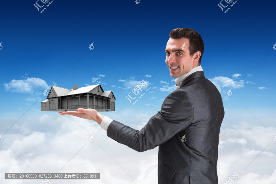 微笑着拿着房屋模型的男人
