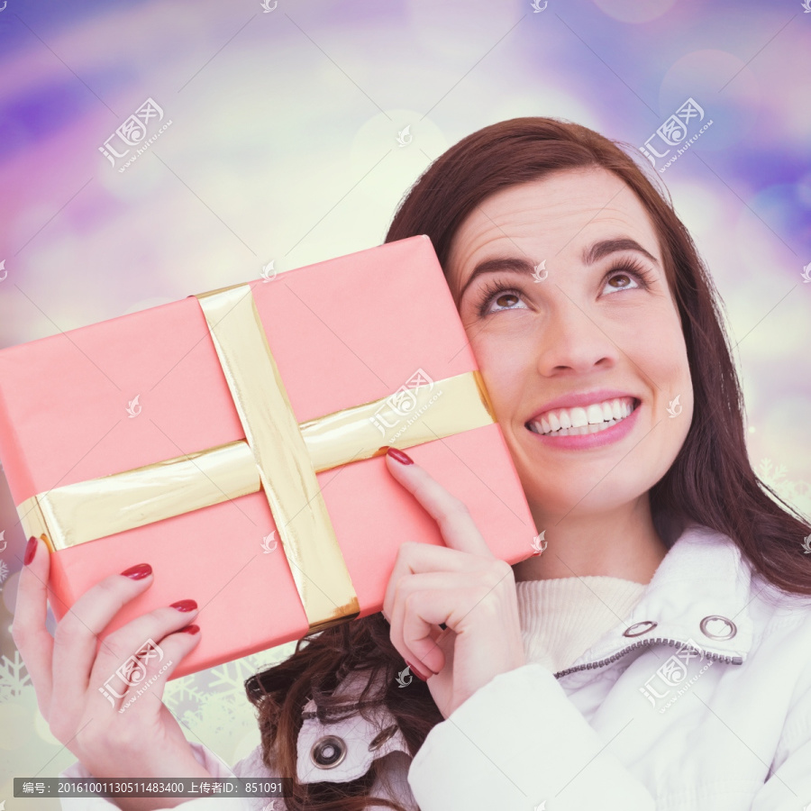 一个快乐的黑发女人拿着礼物