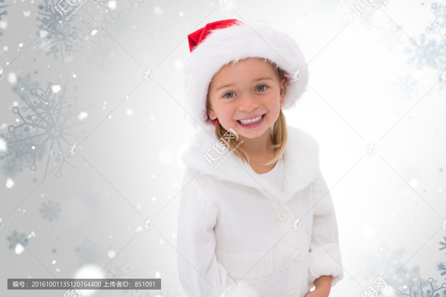 可爱的小女孩戴着圣诞帽