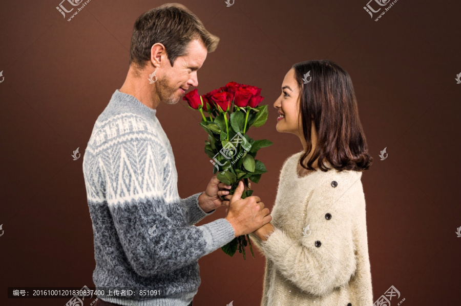 男人微笑着送花给女人