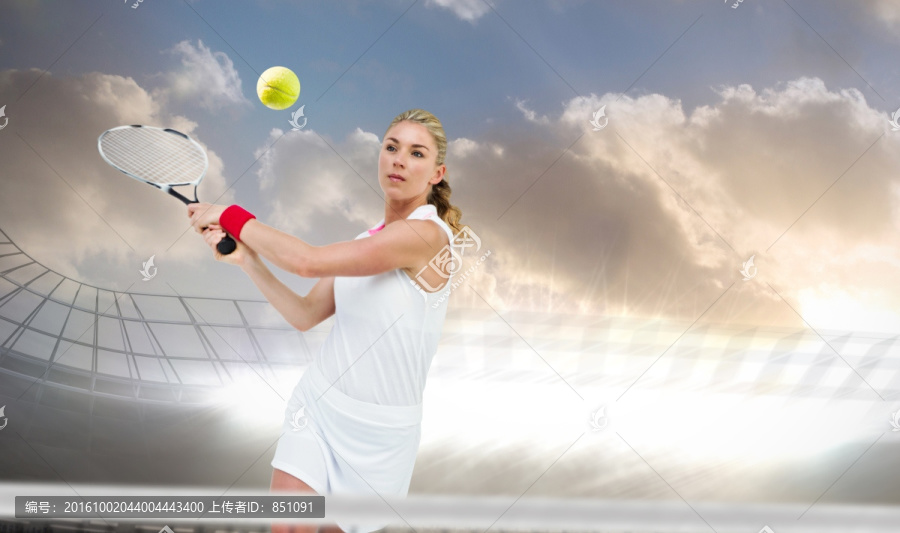 在多云的天空下打网球的女人