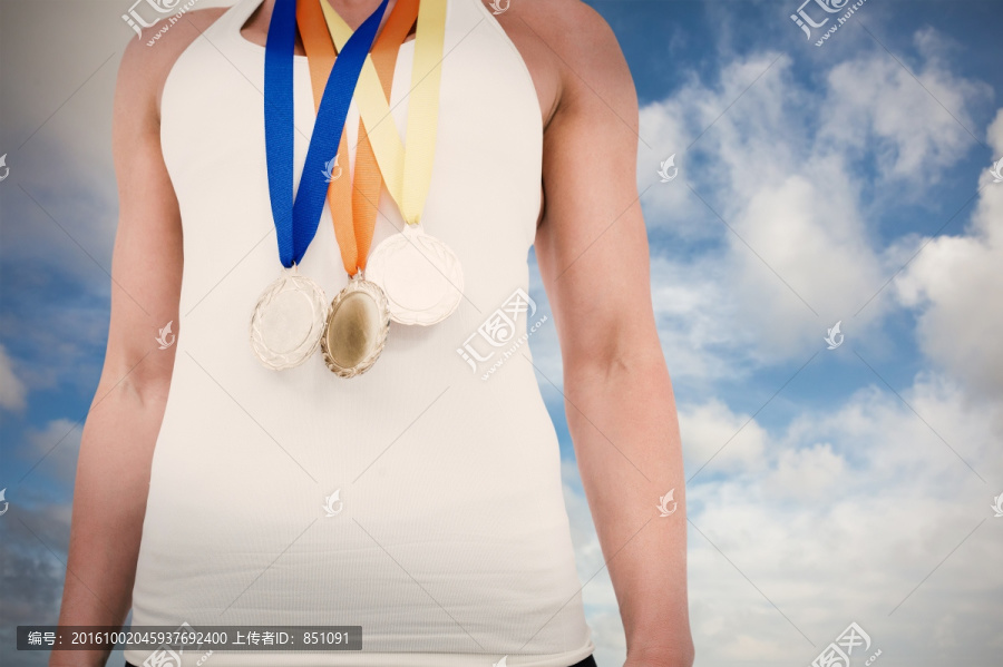 运动员戴着奖牌的复合形象