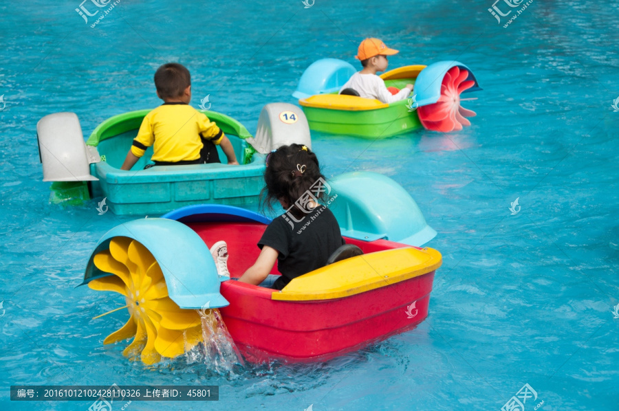 儿童划船
