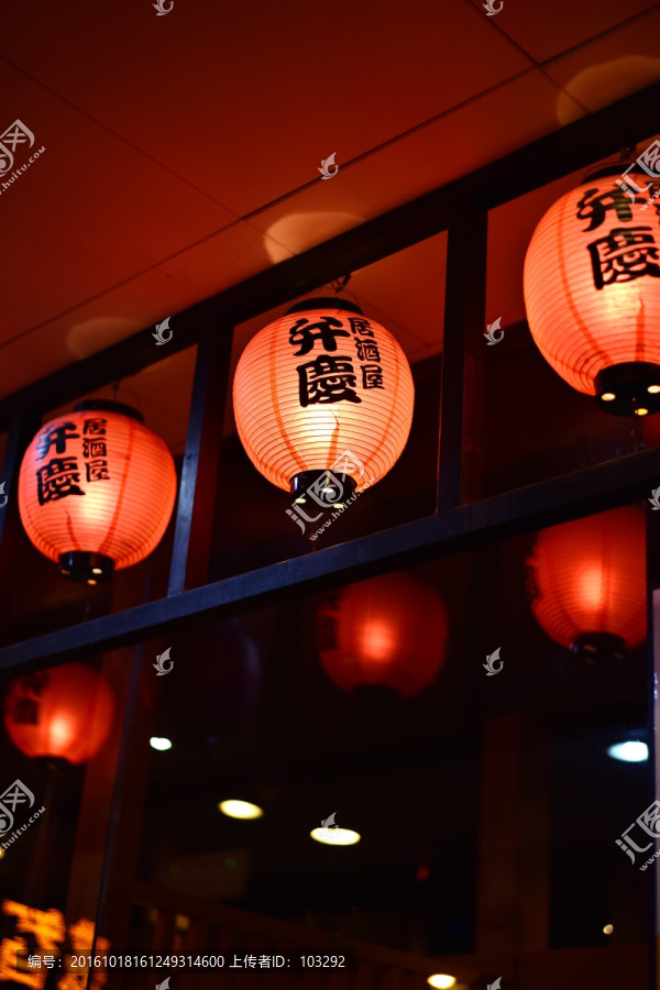 日式料理店的红灯笼
