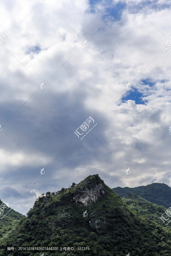 山峰乌云风化石灰岩石自然风景