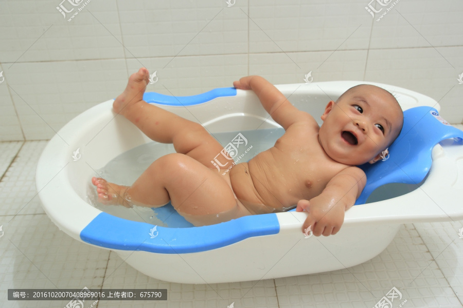 胖胖的婴儿洗澡躺着仰头大笑