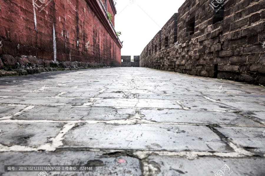 古老石砖路