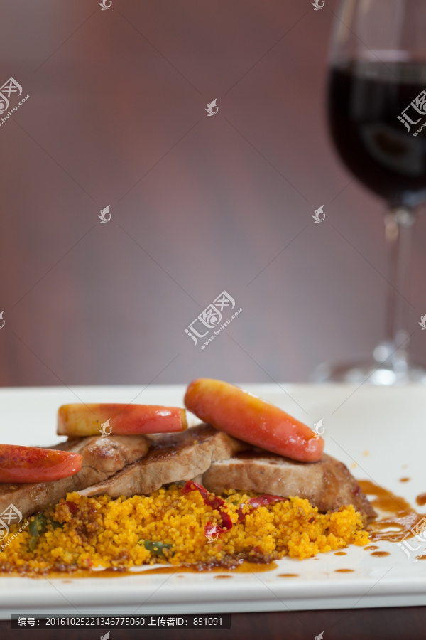 米肉菜和红酒前视图
