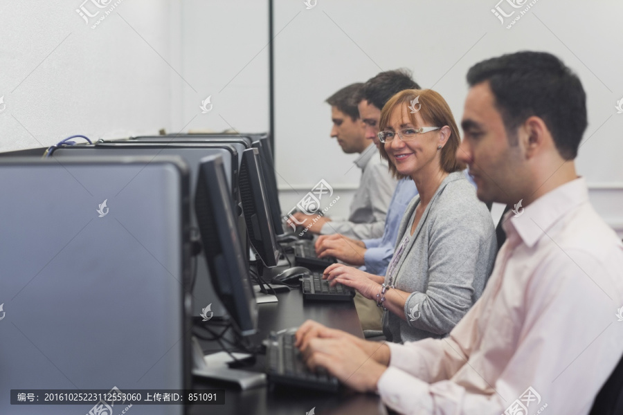 微笑着使用电脑的男人