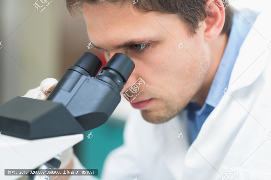 实验室用显微镜的科研人员