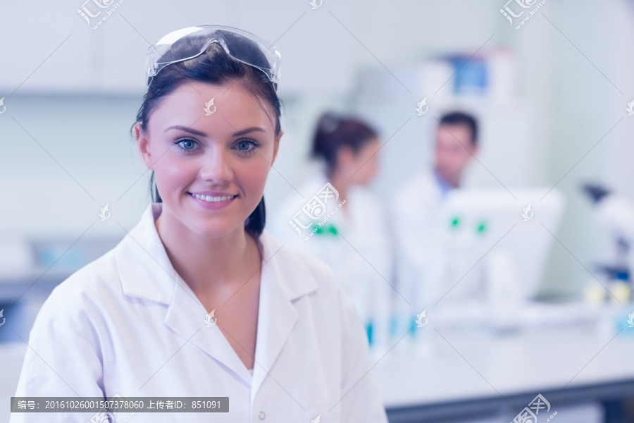 微笑着的科学家