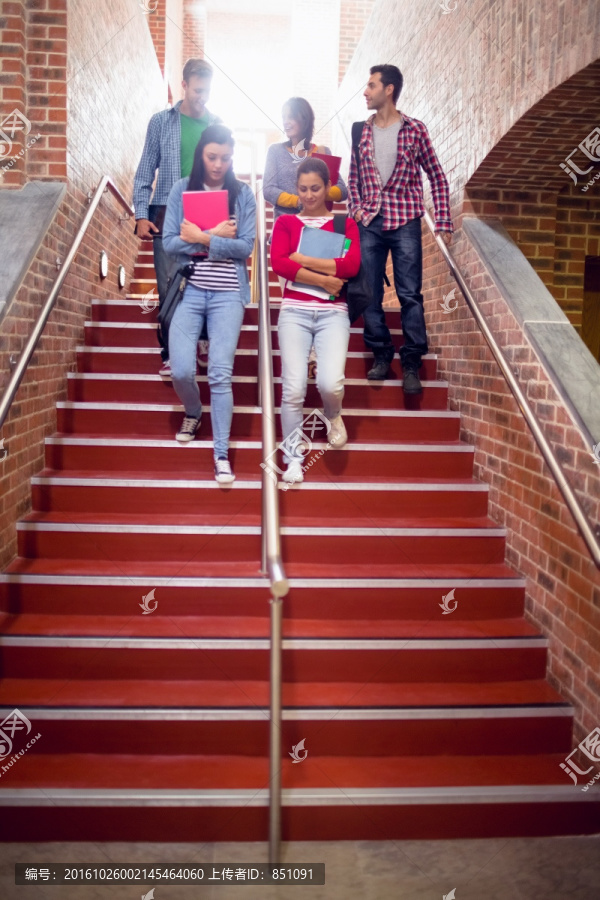 高校大学生走下楼梯