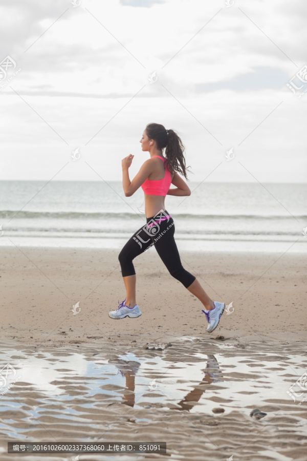 在沙滩上跑步的女人