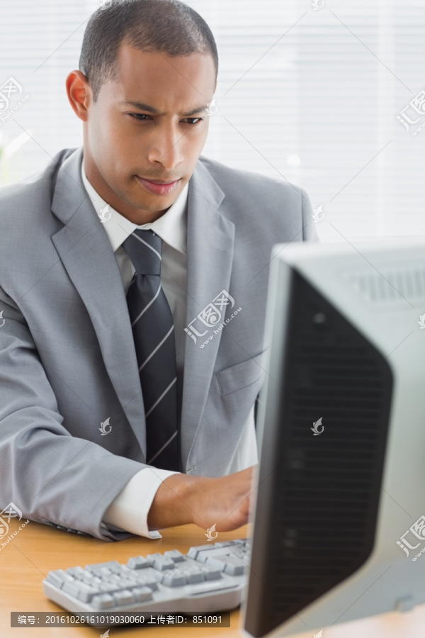 在电脑上工作的商务男人