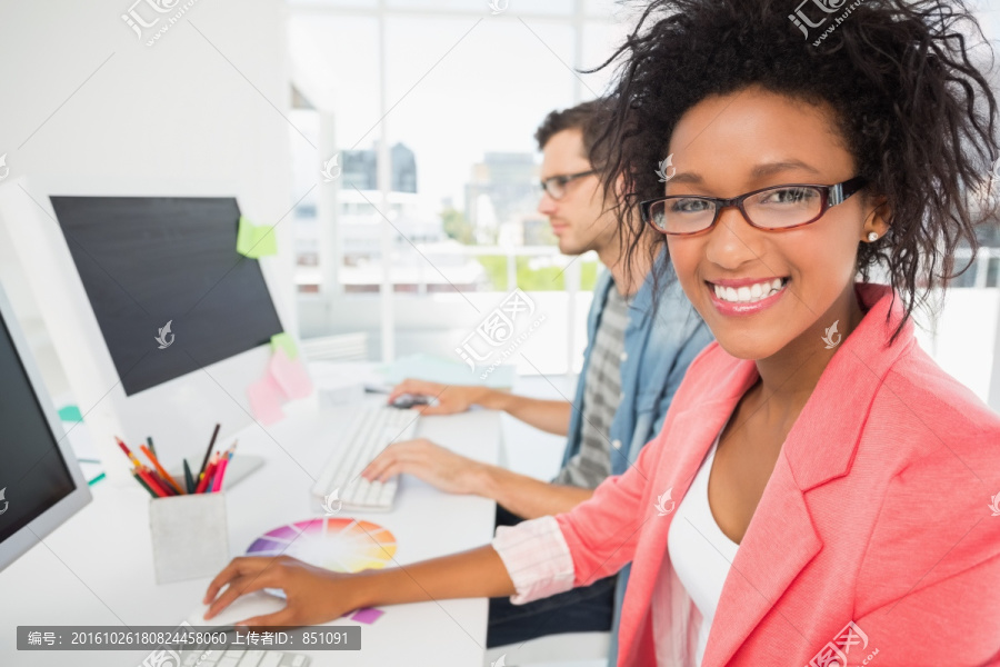 在电脑上工作的商务男女