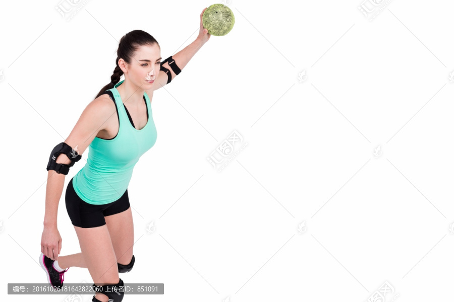 戴护肘的女运动员扔手球