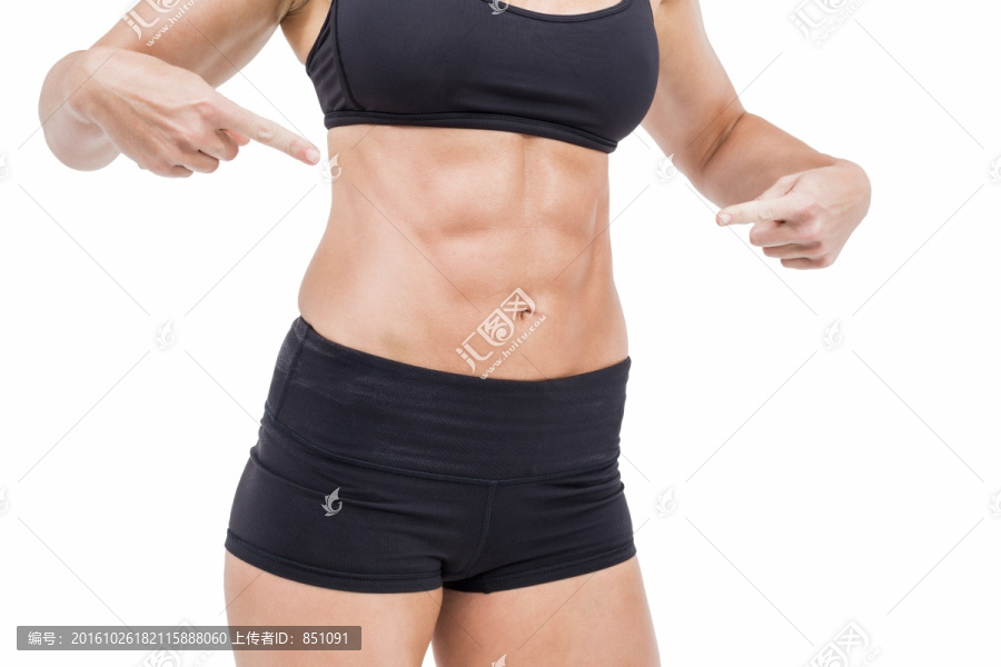 女运动员指着她的腹部