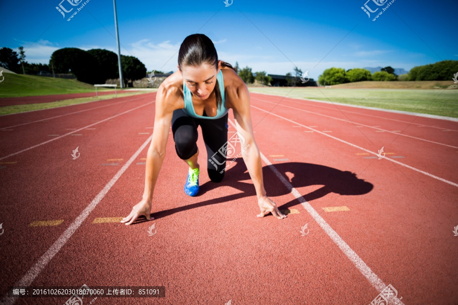 女运动员准备跑步