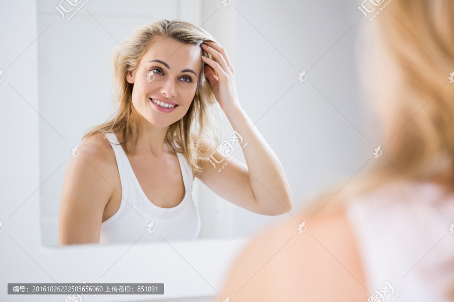 在浴室里照镜子的女人