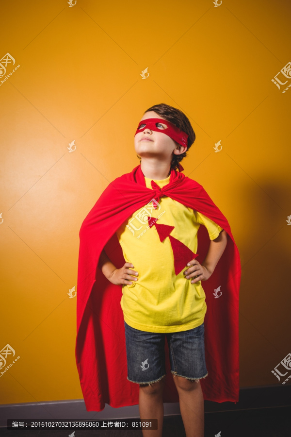男孩打扮成一个超级英雄