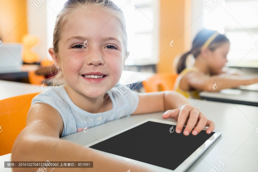 小学生在课堂上使用平板电脑
