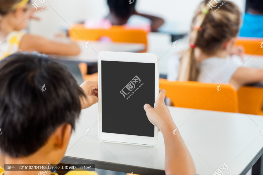 小学生在课堂上使用平板电脑