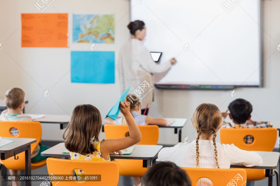 老师给学生们上课