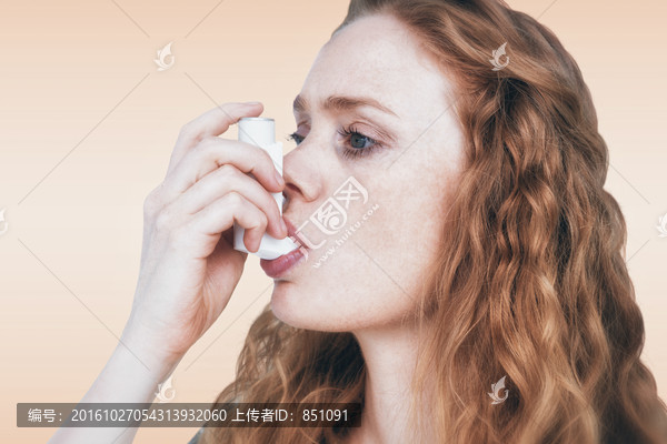在使用哮喘吸入器的女人