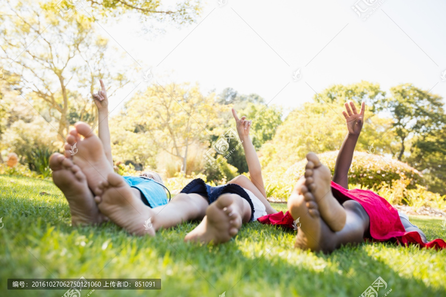 孩子们躺在草地上