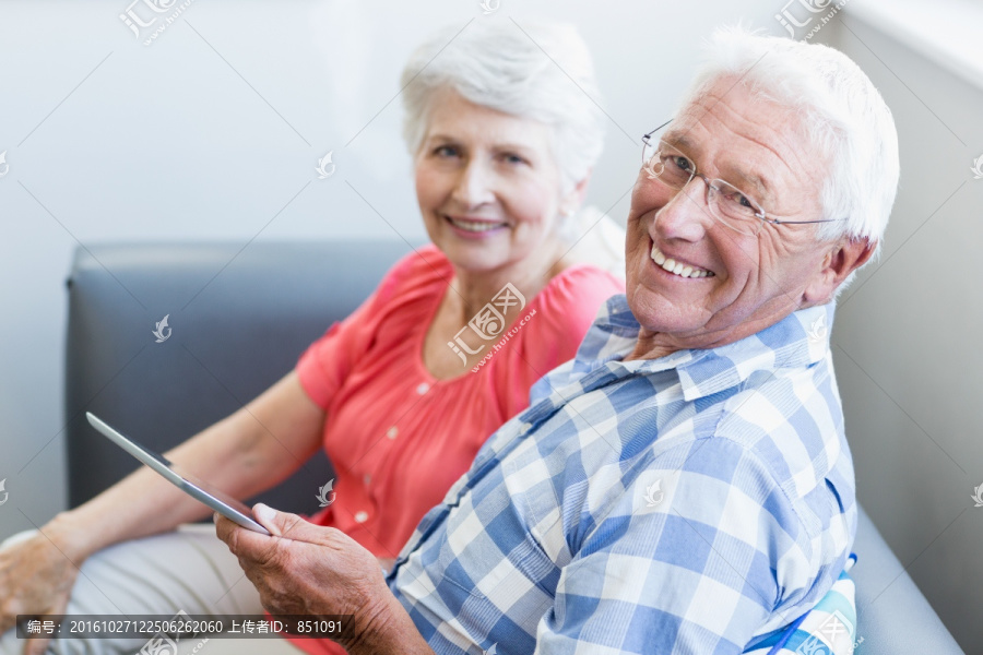 老年夫妇使用平板电脑