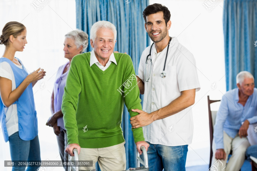 护士微笑着帮助老年人行走