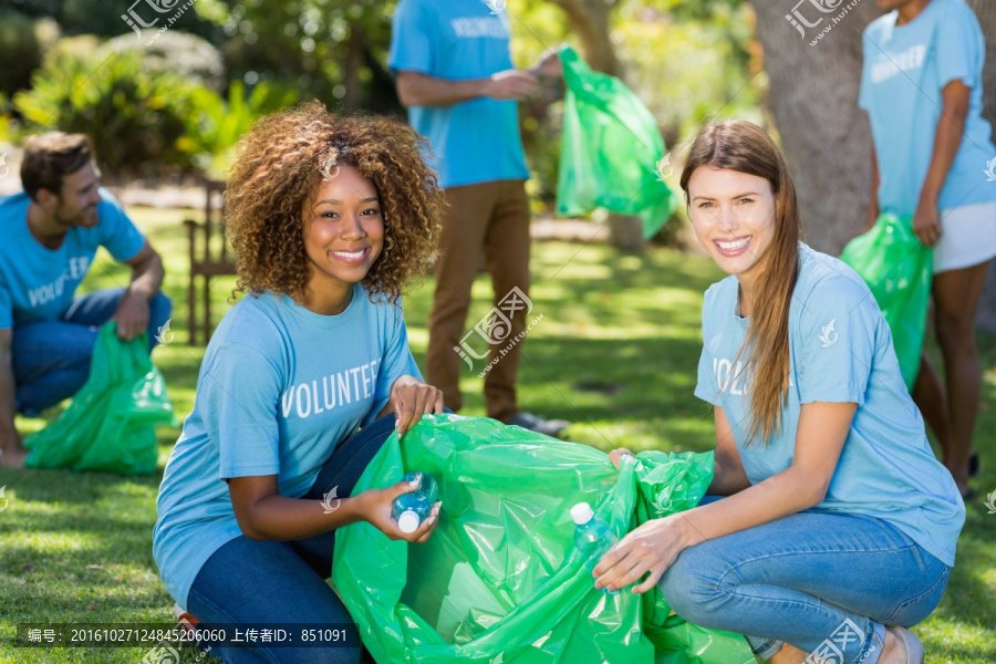 在公园里捡垃圾的志愿者们