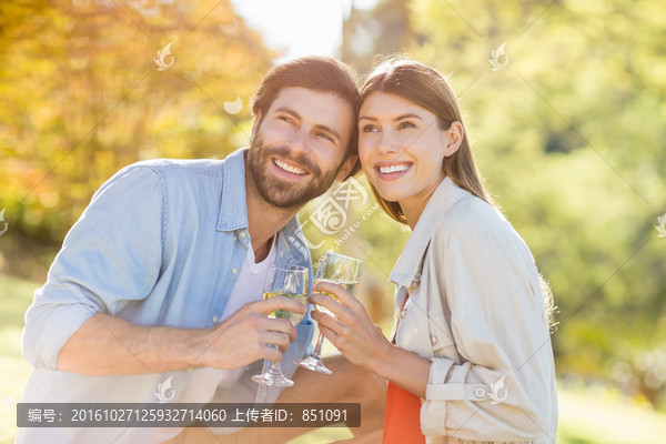 拿着酒杯的一对夫妇