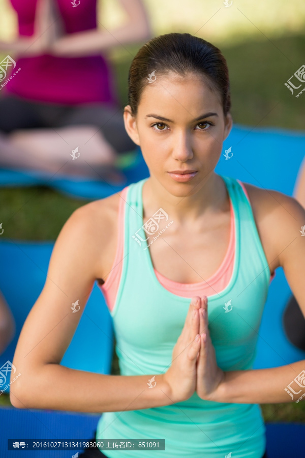 在练习瑜伽的女人