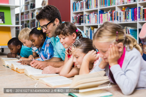 在图书馆看书的小学生