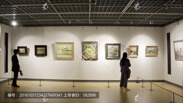 参观画展