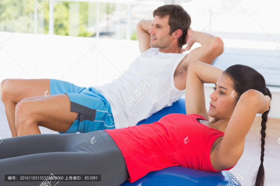 正在健身的男女