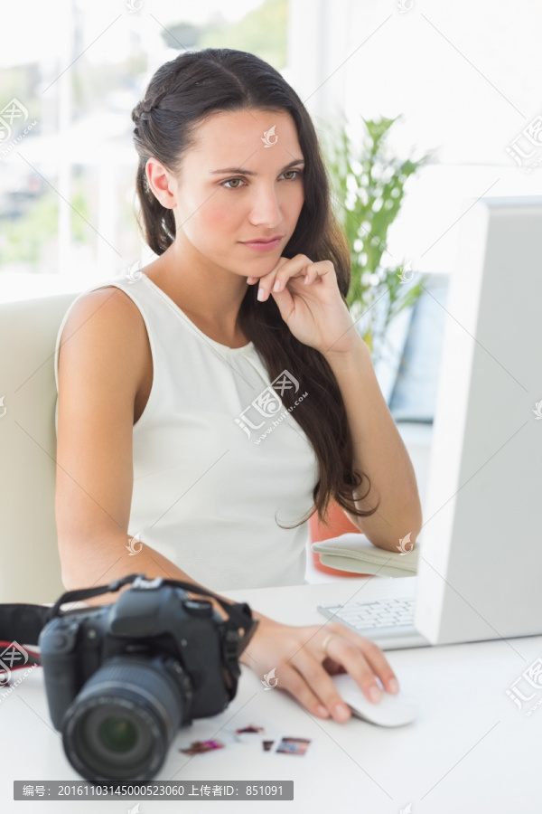 看着电脑思考的商务女人