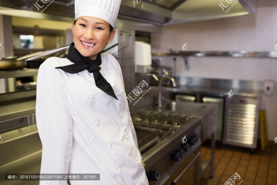 站在厨房里的一位女厨师