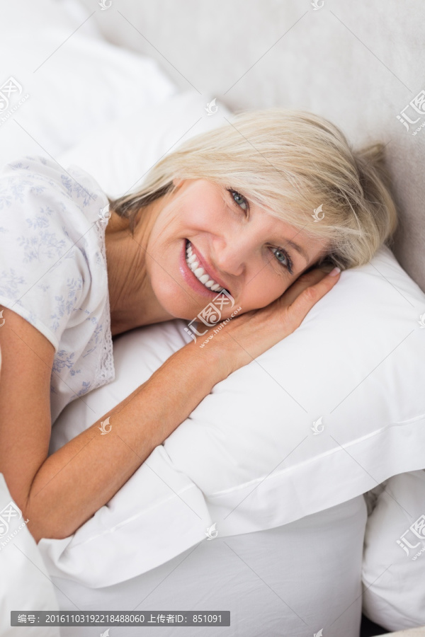 一个成熟的女人在床上休息