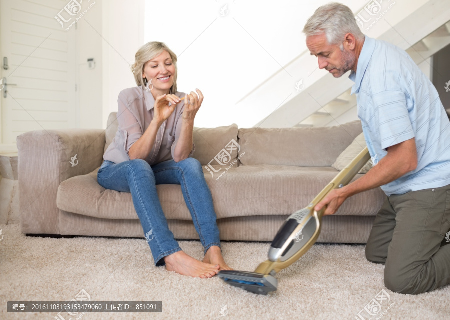 在打扫卫生的男人和身边的妻子