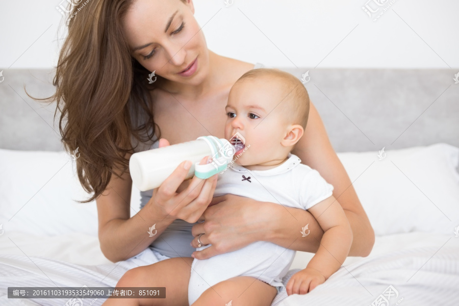 在喂婴儿喝奶的母亲